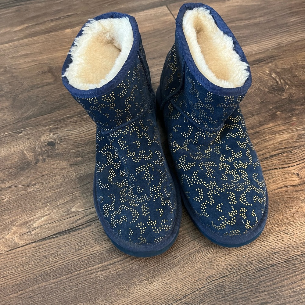 • UGG • Navy and Gold
